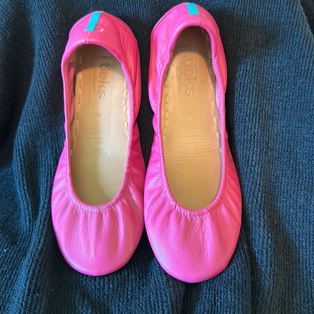 Size 6 fuchsia Tieks excellent condition